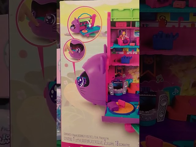 Vídeo relacionado con Polly Pocket Adventures in Rio Kitty Airways, Cofre con forma de avión, Set de juego para mini muñecas con 2 figuras, mascota y accesorios de viaje, juguete regalo para niños y niñas +4 años, HWP19