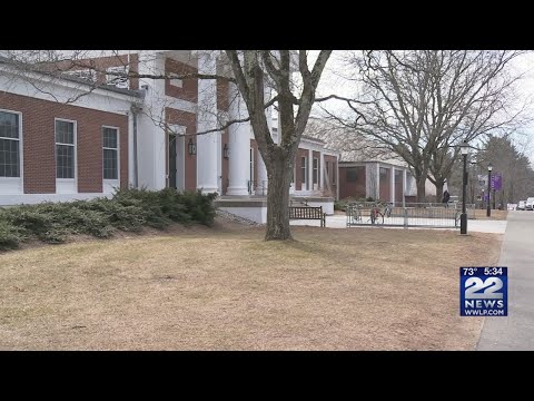 アマースト大学は、コロナウイルスのためにスポーツファンを禁止しています。 (Amherst College bans sports fans due to cornoavirus)