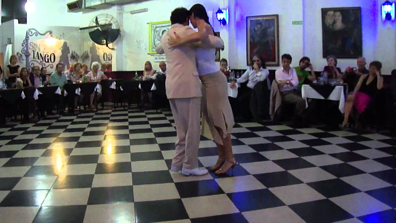 Pamela y Emiliano visitan Sin Rumbo, la milonga de Elsa y Julio Duplaa