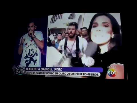 Vídeo| homem tenta roubar celular de repórter ao vivo em velório de Gabriel Diniz Vídeo| homem tenta roubar celular de repórter ao vivo em velório de Gabriel Diniz