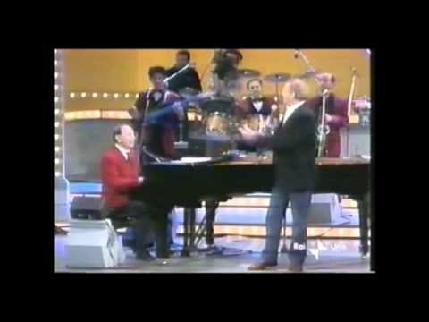 75 anni di Renato Carosone - Canta "T'è piaciuta" con Renzo Arbore al Teatro Mercadante