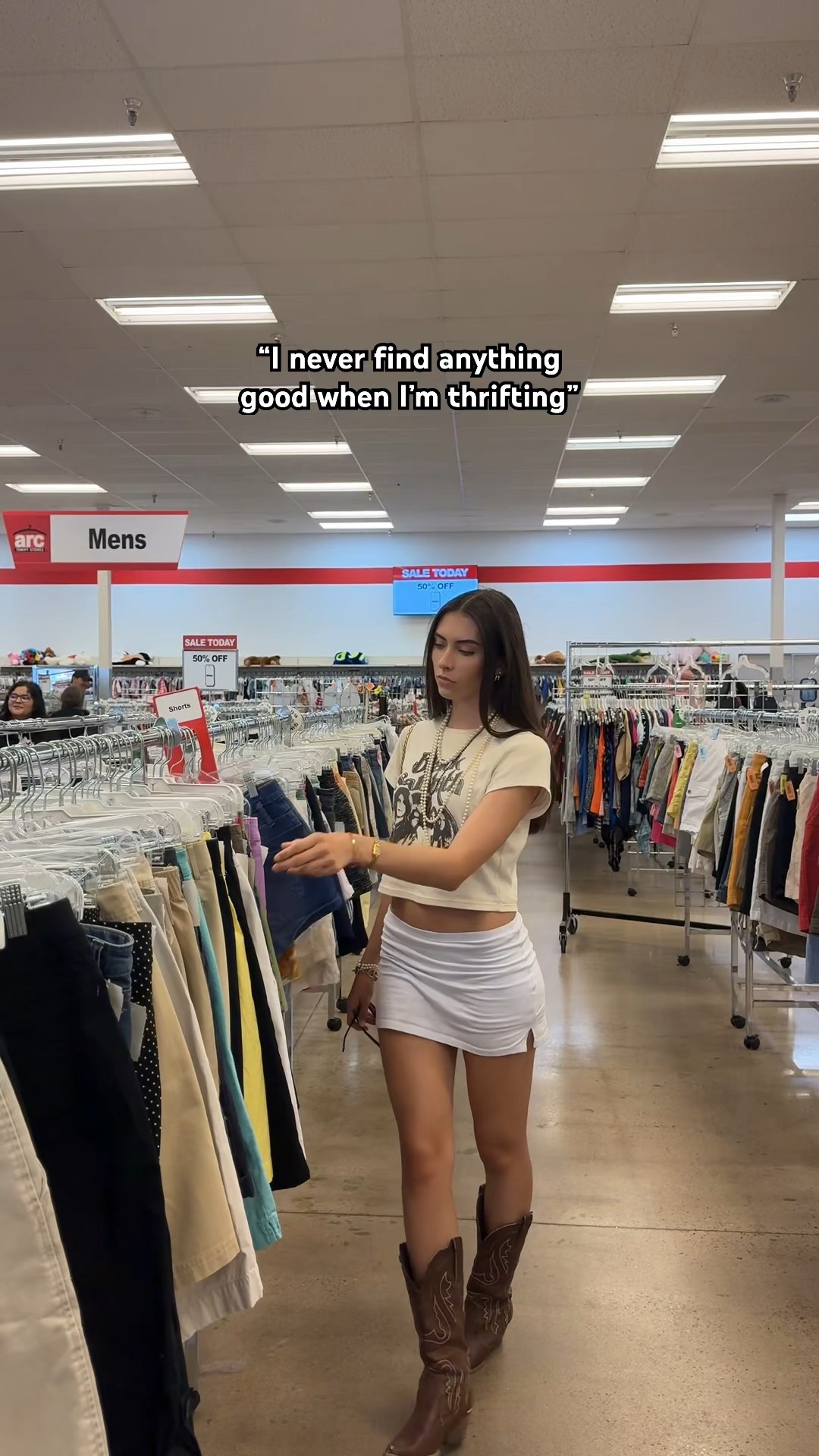 Thrift shopping itu seni! 🎨 Temukan harta karun fashion dengan tips cerdas untuk menambah koleksimu. 🛍️