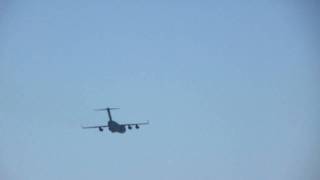 preview picture of video 'C-17 Globemaster Low Pass'