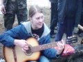 Девушка красиво поет и играет под гитару (КиШ - Собрание) 