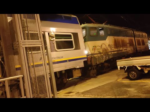 INVIO E656 576 XMPR + carrozze VivAlto in partenza dalla stazione di Savona! 