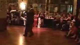 roberta beccerini y pablo valentin moyano bailan tango milonga el encuentro