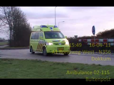 Ambulance 02-115 Buitenpost komt met spoed aan bij A1 Rondweg- West te Dokkum