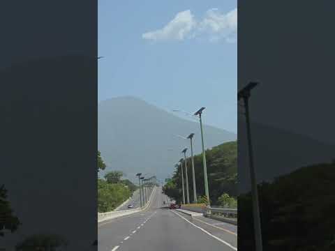 Periférico Gerardo Barrios y el Volcán Chaparrastique, San Miguel #elsalvador