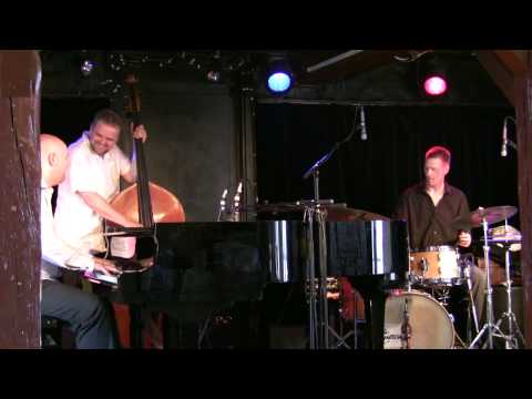 ArtTalentsCom : Gunde On Garner - Bridge Over Troubled Water