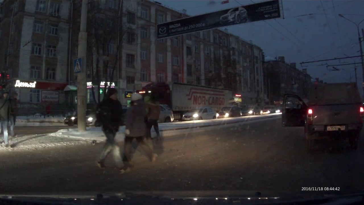 Агрессивный водитель набросился на пешехода в Перми