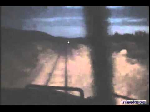 Trem passa sobre aterro erodido e descarrila