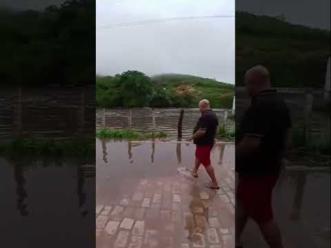Rio passa por cima da ponte, em Catolés, Abaira, Bahia
