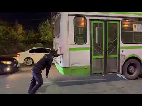 Պարեկը հրում է անսարք տրոլեյբուսը