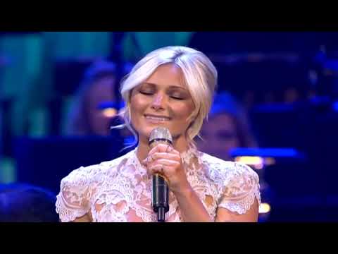 Helene Fischer - O Tannenbaum (Live aus der Hofburg Wien 2015)