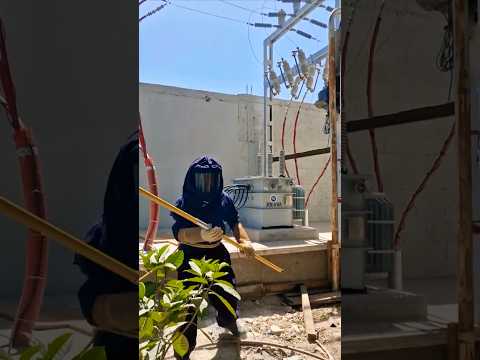 AMERICAN LINEMAN  $10,000 SAFETY GEAR vs INDIAN LINEMAN  FLIP FLOPS and BARE HANDS #electrician