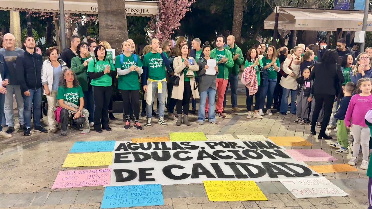 Concentración de docentes, en la Plaza de España de Águilas, para reivindicar mejoras en la educación pública