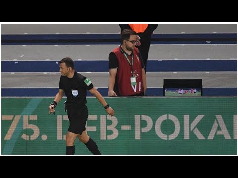 Pokalfinale: Schiedsrichter Felix Zwayer steht zur Elfmeter-Entscheidung