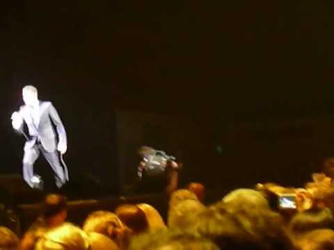Michael Buble-en Córdoba sus fans le sugieren que puede colocar su cabeza en sus .... P1030912.MOV