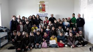piccoli-studenti-a-lezione-di-polizia