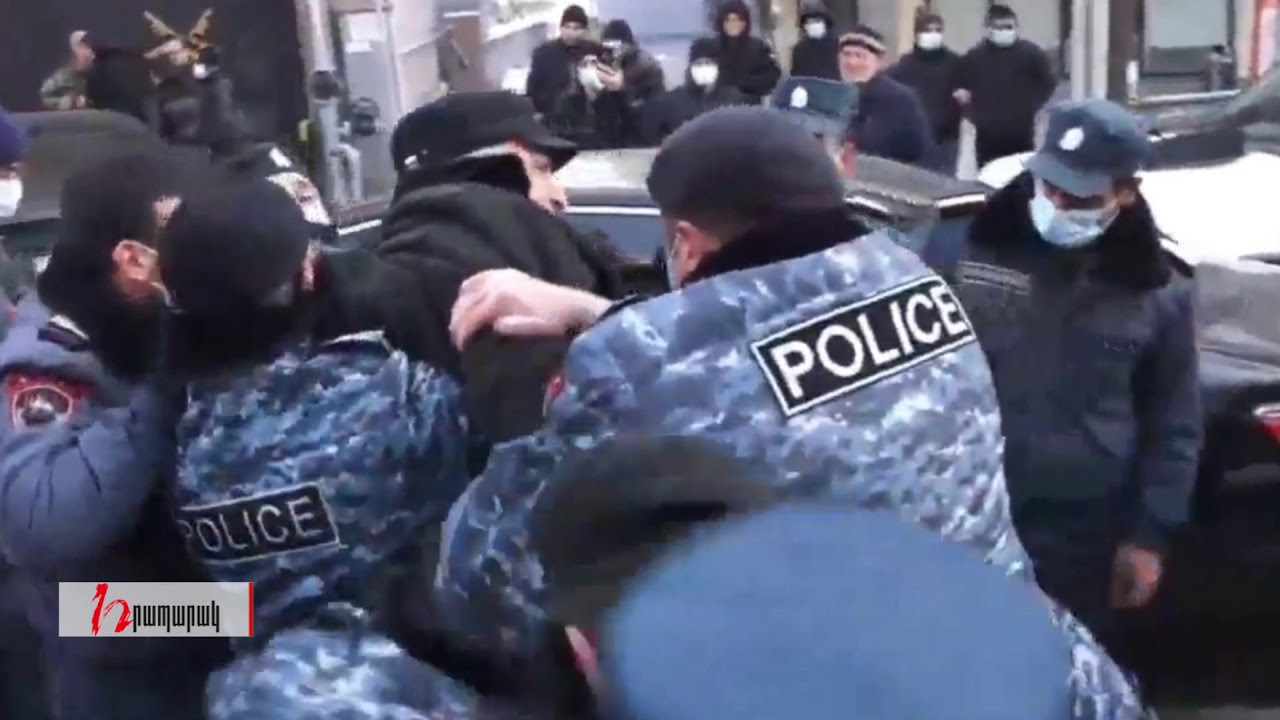 Ցուցարարներին ԱԺ-ի մոտից բերման են ենթարկում