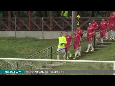 Un footballeur entre sur un terrain en glissant sur la rambarde