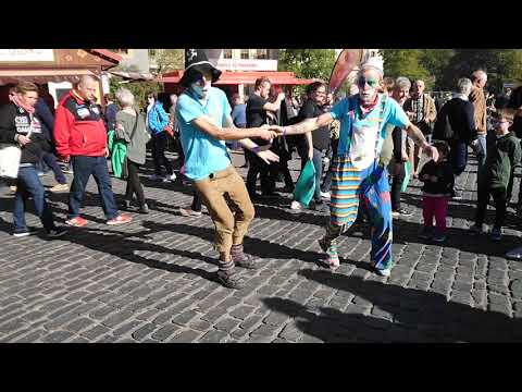 Das team clown kalle weimar auf dem 366Weimar Zwiebelnmarkt unterwegs mit vielen Spaß und Süßigkeite