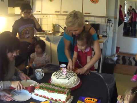 Sofia partiendo su pastel!!!