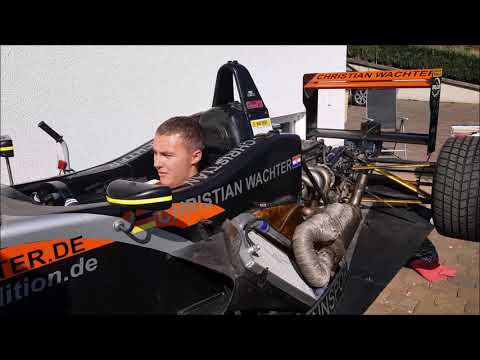 Starten des Formel 3- Rennwagens und Überprüfen der neu eingebauten Gangpaare