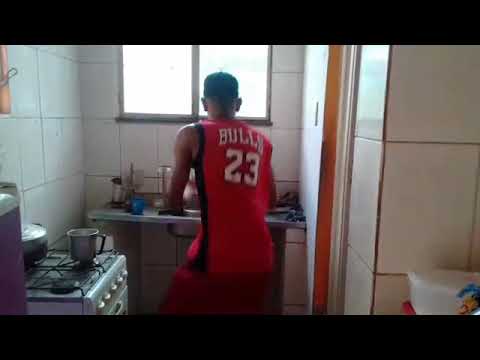 EU DANÇANDO EM CASA