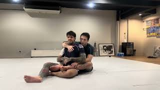 Handfighting From the Back to Expse the Opponents Chin