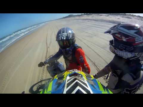 5 trilha da Praia brincando na areia