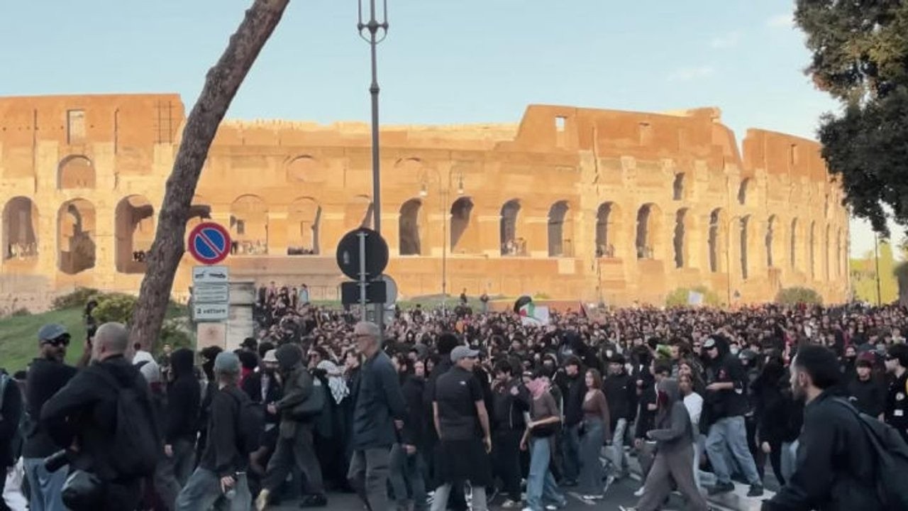 Manifestanti a Roma transennano una via che porta al Colosseo