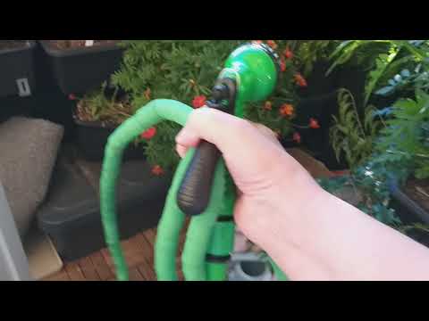 Balkonglådor bevattnas bekvämt. 5m flexslang expanderar till 15m.