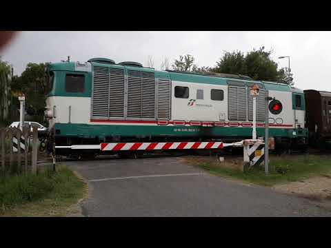 Passaggio a livello tra Boglietto e Castagnole Lanze (AT) - Level crossing Boglietto Castagnole