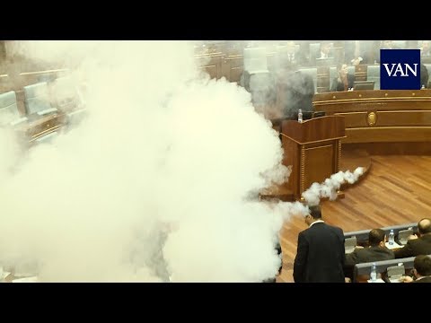 Gases lacrimógenos en el Parlamento de Kosovo