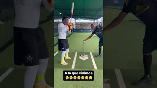 Ronald Acuña poniéndose listo para seguir jugando la final del beisbol venezolano 2023