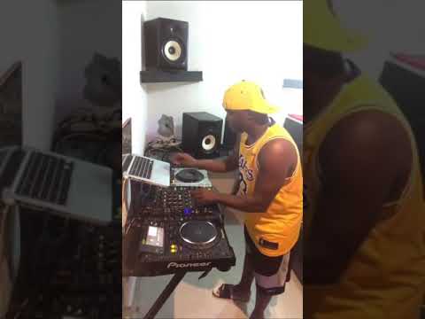 Dj Lutonda tocando a nova febre Todos Dias é Domingo