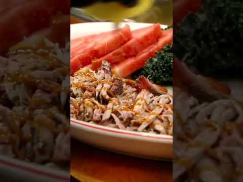 Veja como sua carne de porco desfiada favorita é feita no Lucille's BBQ