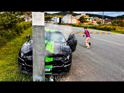 BATERAM MEU MUSTANG NO POSTE