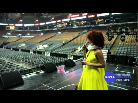 Rihanna-Diva.com // Rihanna backstage at Loud Tour