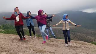 preview picture of video 'Wisata Kelud, Zumba at hills mount Kelud'