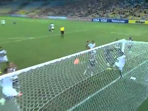 QUASE GOL OLÍMPICO Ronaldinho Gaúcho tenta gol olímpico e quase engana Jefferson