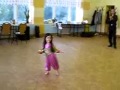 Маленькая девочка танцует восточный танец 2 