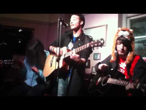 [HD] AcousticBrony - "I'll Fly Higher" Live at London Brony Pub meetup 4th Feb 2012