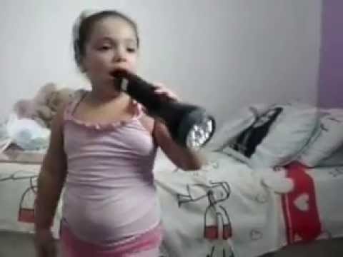 Júlia canta tema de morena e théo i'll never love this way again