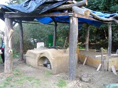 Permakultur - Multifunktionaler Ofen zum Kochen, Backen und Holzlagern