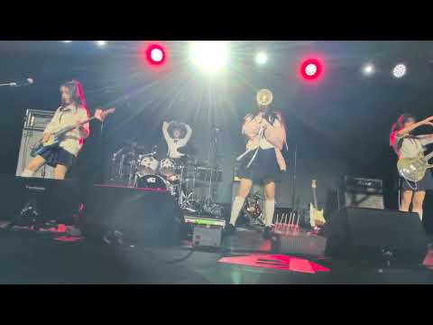 QWER (큐더블유이알) Full Concert [4K, barricade] Rockation, Berwyn IL 251105