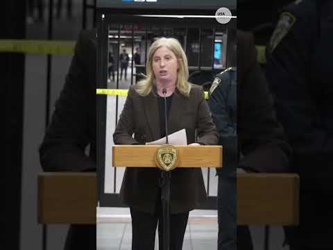 Man stabs 3 with machete at NYC subway