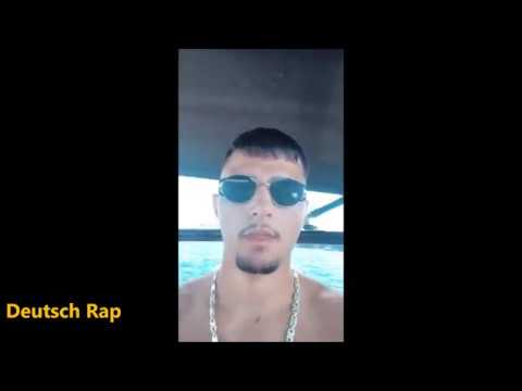 Dardan am Boot fahren