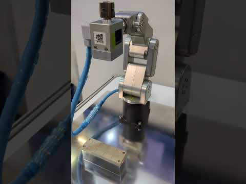 ウエハチップを非接触で吸着・移載するコレット │ ウェーハチップ・ICチップを非接触吸着して移載する技術です。コレットはバキューム力でウェーハチップを引き寄せ、同時に超音波が反発力を生成することで非接触にします。ロボットに持たせてチップを移載するコレットにすることができます。